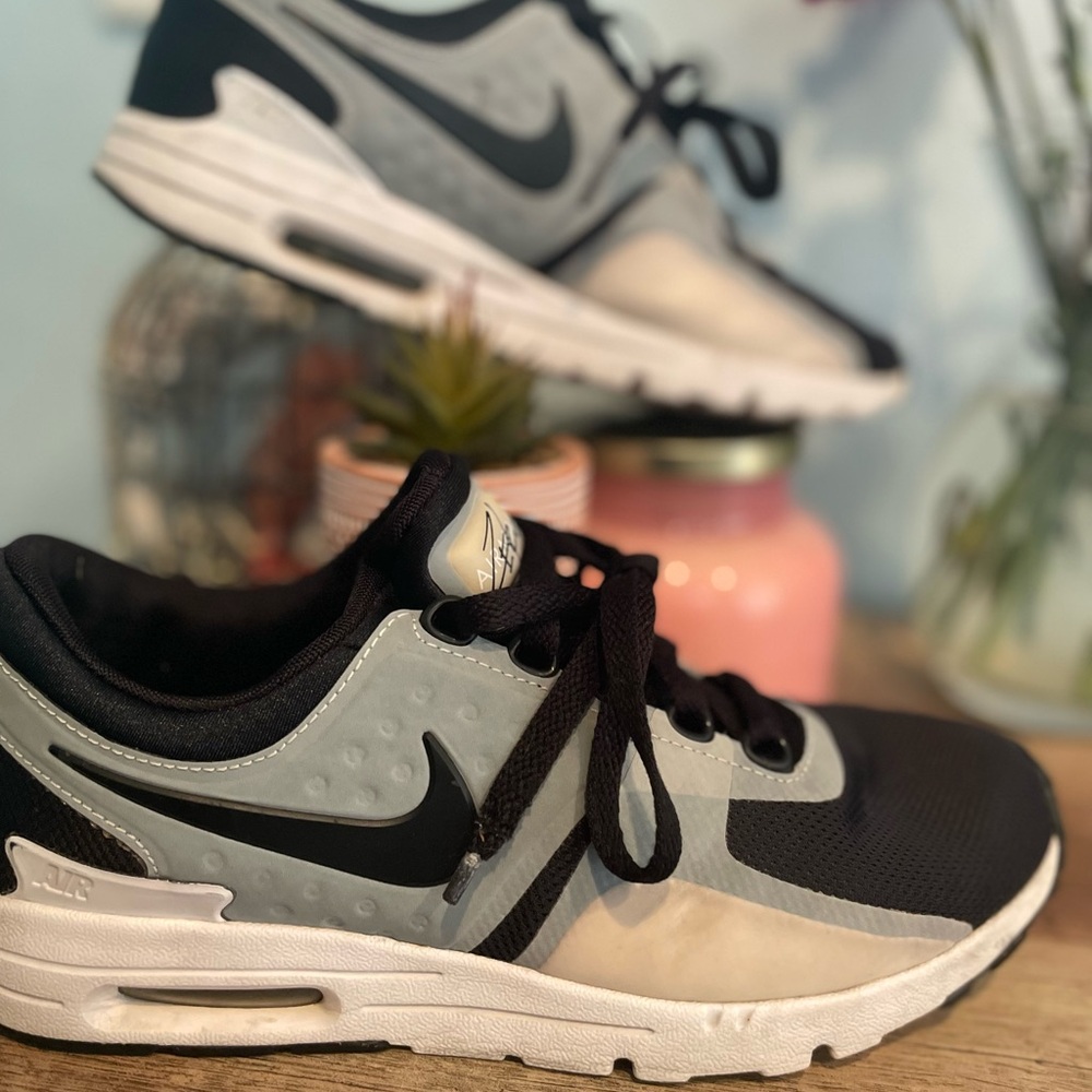 ****SOLD***Women’s Nike Air Max with Dual-Tone Black and Gray Athletic Shoes
